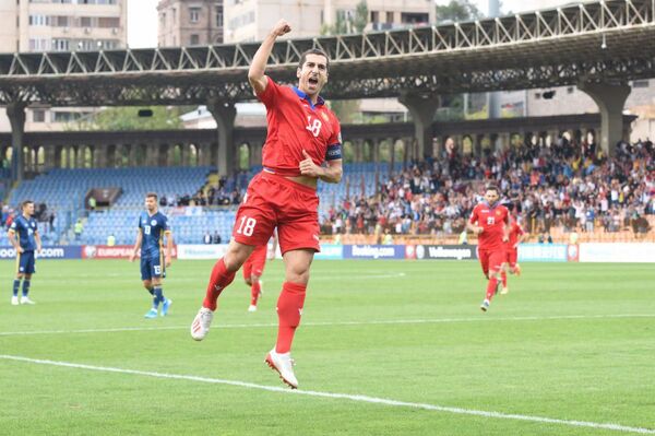 Ему 31 и он мечта миллионов: о феномене Мхитаряна судачат дети - Sputnik Армения