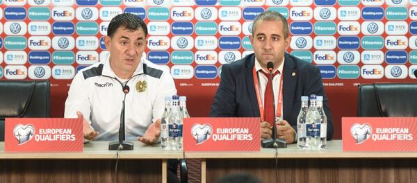  Главный тренер сборной Армении по футболу на послематчевой пресс-конференции - Sputnik Армения