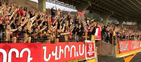 Болельщики и футболисты сборной Армении празднуют победу - Sputnik Армения