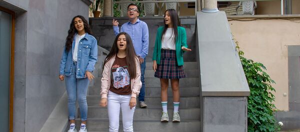 Пресс-конференция с участниками конкурса Во весь голос! (9 сентября 2019). Еревaн - Sputnik Армения