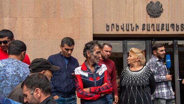 Акция протеста сотрудников компании Sanitek перед зданием городской администрации (10 сентября 2019). Еревaн - Sputnik Армения