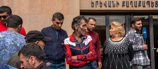 Акция протеста сотрудников компании Sanitek перед зданием городской администрации (10 сентября 2019). Еревaн Акция протеста сотрудников компании Sanitek перед зданием городской администрации (10 сентября 2019). Еревaн - Sputnik Армения