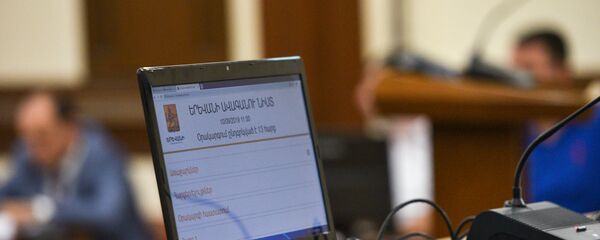 Компьютер в зале заседаний Совета старейшин Еревана - Sputnik Армения