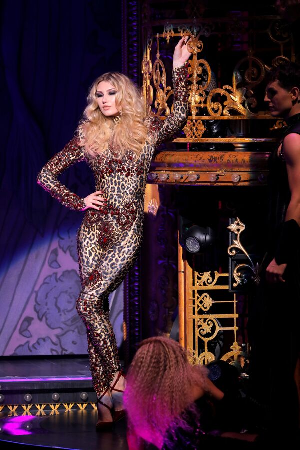 Модель во время презентации коллекции дизайнеров The Blonds Spring 2020 на шоу Moulin Rouge! The Musical в рамках Недели моды в Нью-Йорке  - Sputnik Армения