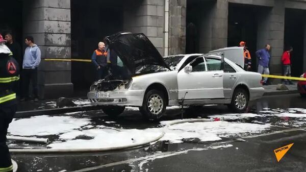 Пожарные предотвратили взрыв машины в тбилиси - видео инцидента - Sputnik Армения