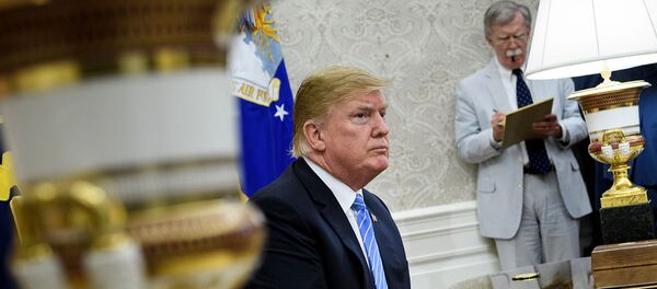 Президент США Дональд Трамп и советник по национальной безопасности Джон Болтон перед встречей с премьер-министром Нидерландов Марком Рютте (2 июля 2018). Вашингтон - Sputnik Արմենիա