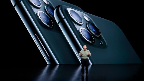 Старший вице-президент по международному маркетингу компании Apple Фил Шиллер представляет новый iPhone 11 Pro на мероприятии Apple в своей штаб-квартире в Купертино (10 сентября 2019). Калифорния - Sputnik Արմենիա