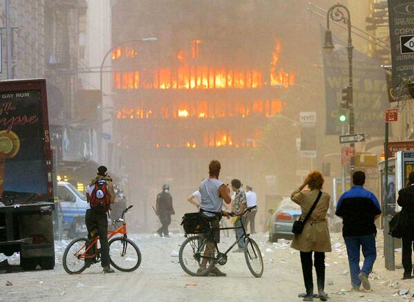 Համաշխարհային առևտրի կենտրոնի վրա 2001թ–ի սեպտեմբերի 11–ին ահաբեկչական հարձակման շրջանում

 - Sputnik Արմենիա
