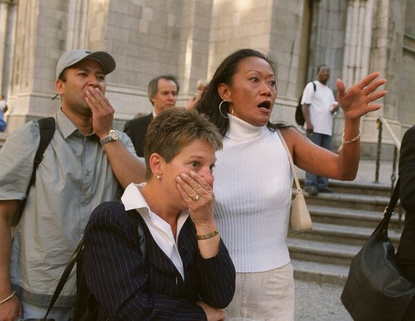 Люди на улице наблюдают за происходящим в башнях Всемирного торгового центра после теракта 11 сентября 2001 года - Sputnik Армения