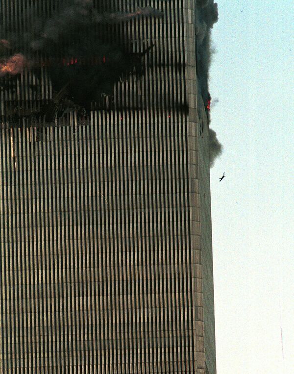 Человек, падающий с башни Всемирного торгового центра после террористической атаки 11 сентября 2001 года - Sputnik Армения