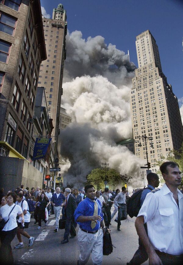 Пешеходы у Всемирного торгового центра во время обрушения южной башни в Нью-Йорке 11 сентября 2001 года - Sputnik Армения