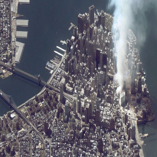 Вид со спутника на Всемирный торговый центр после того, как он подвергся атаке 11 сентября 2001 года - Sputnik Армения