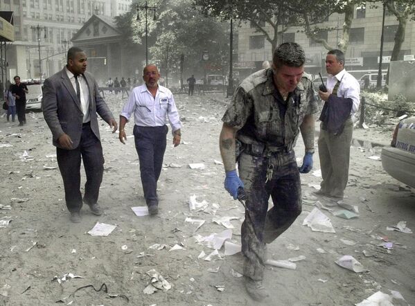 Полицейский в районе Всемирного торгового центра в Нью-Йорке после теракта 11 сентября 2001 года - Sputnik Армения