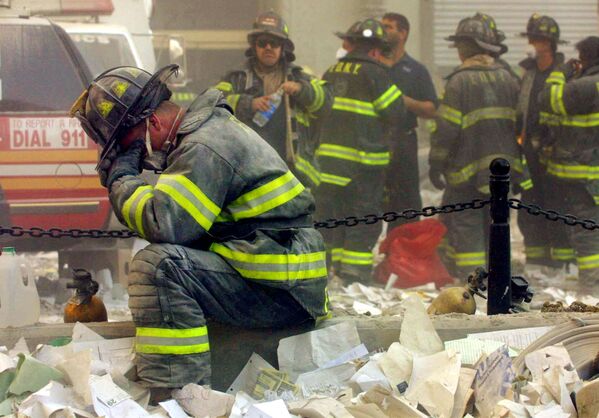 Пожарный плачет возле Всемирного торгового центра в Нью-Йорке, подвергшегося террористической атаке 11 сентября 2001 года - Sputnik Армения