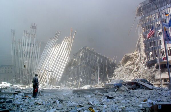 Человек на руинах после крушения первой башни Всемирного торгового центра 11 сентября 2001 года в Нью-Йорке. - Sputnik Армения