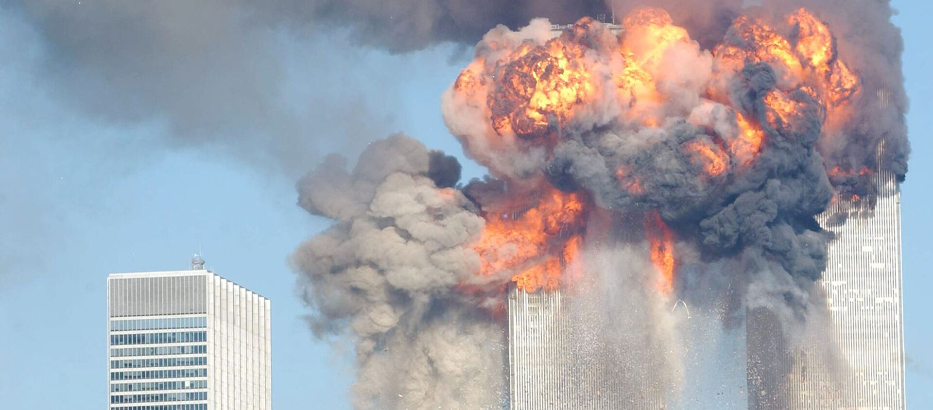 Взрыв Всемирного торгового центра после удара самолетов 11 сентября 2001 года - Sputnik Армения, 1920, 11.09.2019