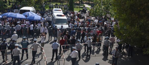 Сторонники и противники Роберта Кочаряна перед зданием суда (12 сентября 2019). Еревaн Сторонники и противники Роберта Кочаряна перед зданием суда (12 сентября 2019). Еревaн - Sputnik Արմենիա