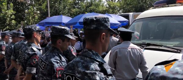 Դատարանի դիմաց հավաքվել են Քոչարյանի աջակիցները և նրա ազատման դեմ պայքարողները Դատարանի դիմաց հավաքվել են Քոչարյանի աջակիցները և նրա ազատման դեմ պայքարողները - Sputnik Արմենիա