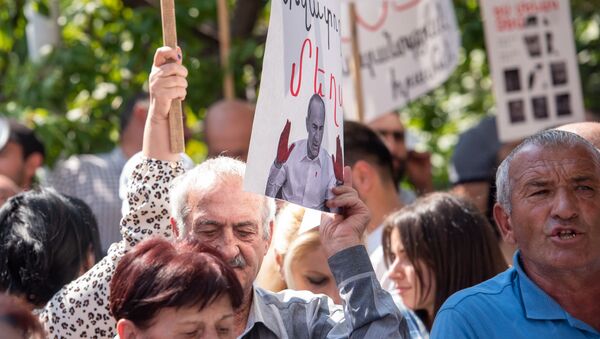 Противники Роберта Кочаряна перед зданием суда (12 сентября 2019). Еревaн - Sputnik Արմենիա