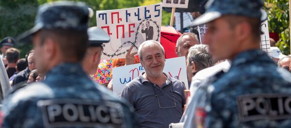 Противники Роберта Кочаряна перед зданием суда (12 сентября 2019). Еревaн - Sputnik Армения