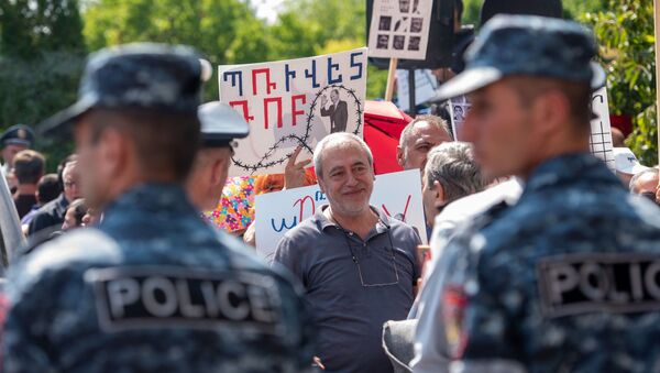 Противники Роберта Кочаряна перед зданием суда (12 сентября 2019). Еревaн - Sputnik Армения