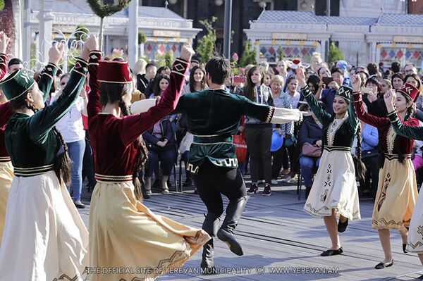 Хотя можно было просто погуглить: как в Москве отмечают Дни Еревана - официальные ответы Хотя можно было просто погуглить: как в Москве отмечают Дни Еревана - официальные ответы - Sputnik Армения