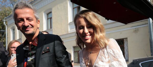 Режиссер Константин Богомолов и телеведущая Ксения Собчак перед торжественной частью церемонии бракосочетания (13 сентября 2019). Москвa Режиссер Константин Богомолов и телеведущая Ксения Собчак перед торжественной частью церемонии бракосочетания (13 сентября 2019). Москвa - Sputnik Армения