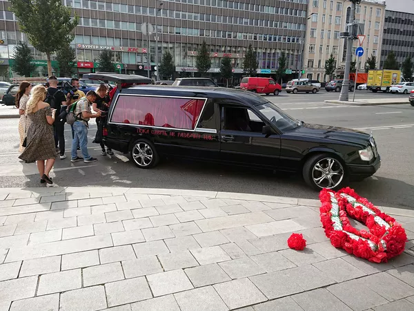 Свадебный автомобиль режиссера Константина Богомолова и телеведущей Ксении Собчак на Зубовском бульваре (13 сентября 2019). Москвa Свадебный автомобиль режиссера Константина Богомолова и телеведущей Ксении Собчак на Зубовском бульваре (13 сентября 2019). Москвa - Sputnik Армения