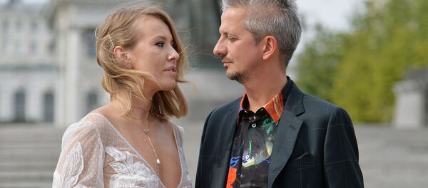 Режиссер Константин Богомолов и телеведущая Ксения Собчак на Боровицкой площади (13 сентября 2019). Москве - Sputnik Армения