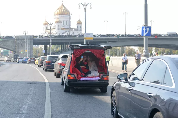 Режиссер Константин Богомолов и телеведущая Ксения Собчак едут в свадебном автомобиле по Софийской набережной (13 сентября 2019). Москвa Режиссер Константин Богомолов и телеведущая Ксения Собчак едут в свадебном автомобиле по Софийской набережной (13 сентября 2019). Москвa - Sputnik Армения