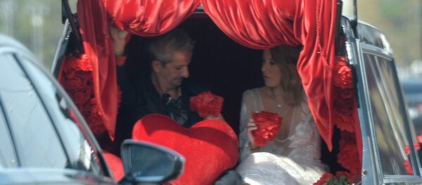 Режиссер Константин Богомолов и телеведущая Ксения Собчак едут в свадебной машине (13 сентября 2019). Москвa - Sputnik Армения