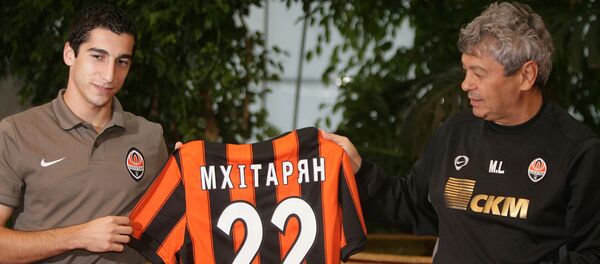 Главный тренер донецкого Шахтера Мирча Луческу и армянский футболист Генрих Мхитарян во время пресс-конференции (9 сентября 2010). Донецк - Sputnik Արմենիա