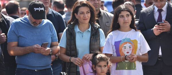 Никол Пашинян с семьей на фестивале Эко фиш фест Никол Пашинян с семьей на фестивале Эко фиш фест - Sputnik Արմենիա