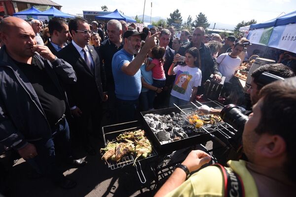 Աննախադեպ տեսարան է լինելու. Փաշինյանը հայտնեց` ինչ անակնկալ է սպասվում ձկան փառատոնին Աննախադեպ տեսարան է լինելու. Փաշինյանը հայտնեց` ինչ անակնկալ է սպասվում ձկան փառատոնին - Sputnik Արմենիա