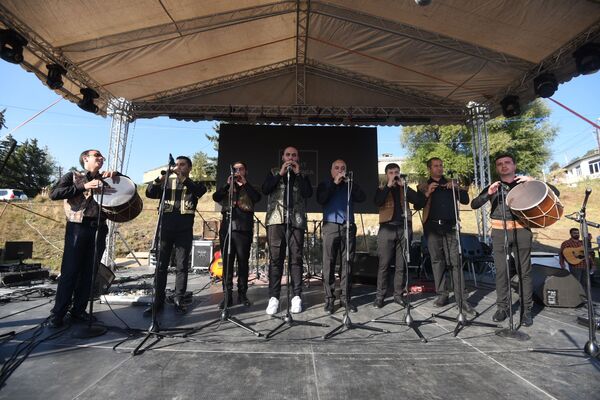 Оркестр Торк на рыбном фестивале Эко фиш фест на берегу озера Севан - Sputnik Армения