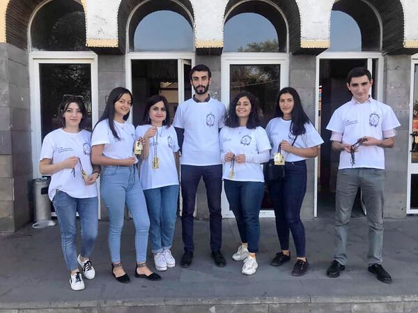 Вместо оберегов - освященные кресты: водители в Армении получили подарки в день Хачверац Вместо оберегов - освященные кресты: водители в Армении получили подарки в день Хачверац - Sputnik Армения