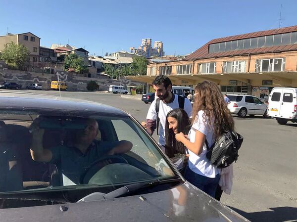 Աչքի հուլունքները փոխեցին օրհնված խաչերով. երիտասարդները երթուղայիններում խաչեր են բաժանել Աչքի հուլունքները փոխեցին օրհնված խաչերով. երիտասարդները երթուղայիններում խաչեր են բաժանել - Sputnik Արմենիա