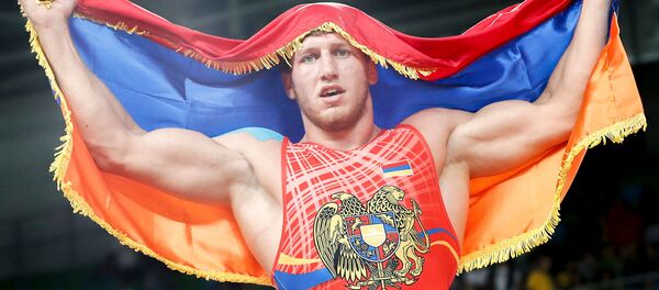 Борец Артур Алексанян празднует победу над кубинцем Ясмани Даниэлем Луго Кабрерой в финальном матче по греко-римской борьбе (16 августа 2016). Рио-де-Жанейро - Sputnik Армения