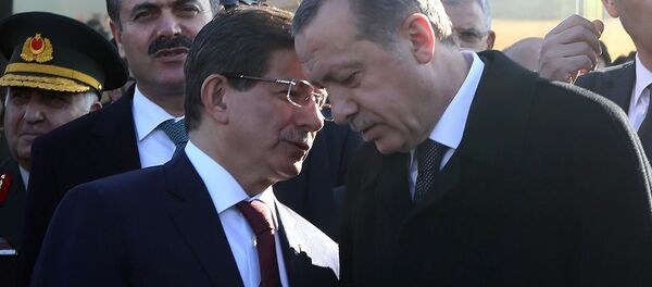 Беседа президента и премьер-министра Турции Реджепа Тайипа Эрдогана и Ахмета Давутоглу в мавзолее Мустафы Кемаля Ататюрка (10 ноября 2014). Анкарa - Sputnik Армения