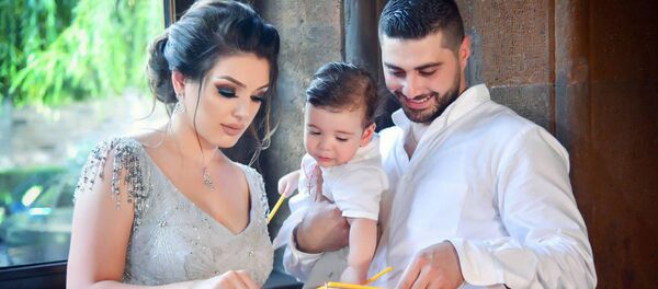 Ирена Гевондян с семьей - Sputnik Արմենիա