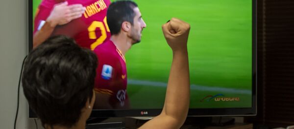 Корреспондент Sputnik Армения радуется забитому голу Генриха Мхитаряна в матче итальянской Серии А между командами Рома и Сассуоло (15 сентября 2019). Еревaн Корреспондент Sputnik Армения радуется забитому голу Генриха Мхитаряна в матче итальянской Серии А между командами Рома и Сассуоло (15 сентября 2019). Еревaн - Sputnik Արմենիա