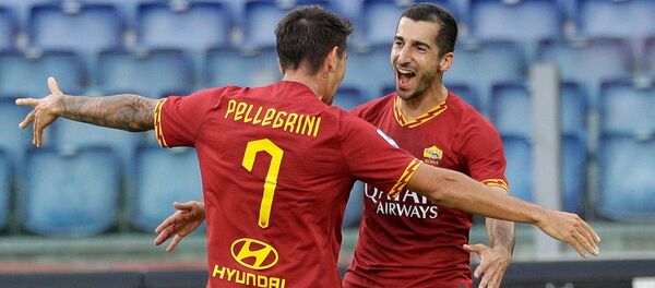 Футболисты Ромы Генрих Мхитарян и Лоренцо Пеллегрини празднуют забитый гол во время футбольного матча Серии А между Ромой и Сассуоло (15 сентября 2019). Рим Футболисты Ромы Генрих Мхитарян и Лоренцо Пеллегрини празднуют забитый гол во время футбольного матча Серии А между Ромой и Сассуоло (15 сентября 2019). Рим - Sputnik Արմենիա