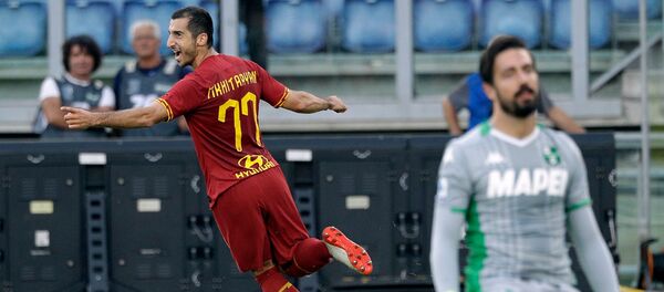 Генрих Мхитарян празднует свой первый гол в составе Ромы во время футбольного матча Серии А между Ромой и Сассуоло (15 сентября 2019). Рим - Sputnik Армения