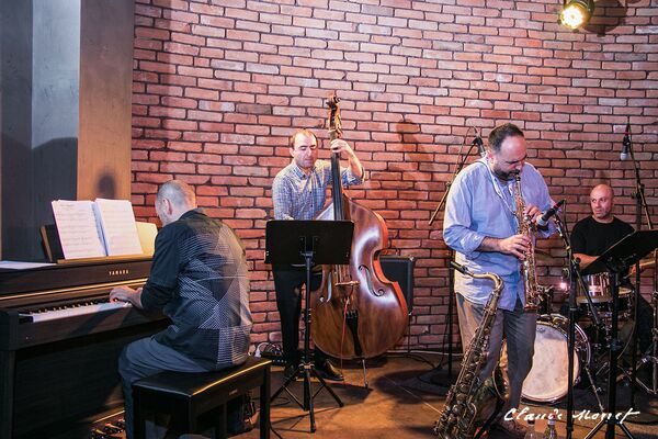 Կարևորը` երազանքները միշտ «աբդեյթ» լինեն. «Վարդան Հովսեփյան» ջազ տրիոն կրկին Երևանում է - Sputnik Արմենիա