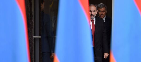 Премьер-министр Никол Пашинян и пресс-секретарь Владимир Карапетян перед началом пресс-конференции (16 сентября 2019). Ванадзор Премьер-министр Никол Пашинян и пресс-секретарь Владимир Карапетян перед началом пресс-конференции (16 сентября 2019). Ванадзор - Sputnik Արմենիա