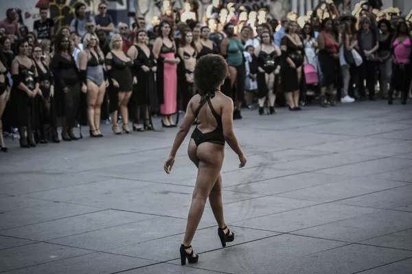 Модель в черном купальнике на показе The All Sizes Catwalk в Париже Модель в черном купальнике на показе The All Sizes Catwalk в Париже - Sputnik Армения