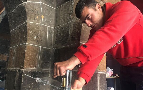 Член инициаторской группы по созданию занавесок из пластиковых крышек Арсен Варданян - Sputnik Армения