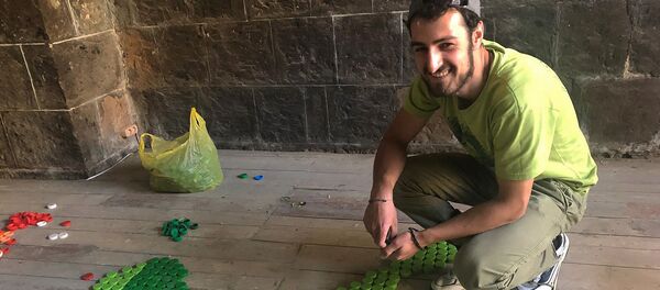 Один из членов инициаторской группы по созданию занавесок из пластиковых крышек Один из членов инициаторской группы по созданию занавесок из пластиковых крышек - Sputnik Արմենիա