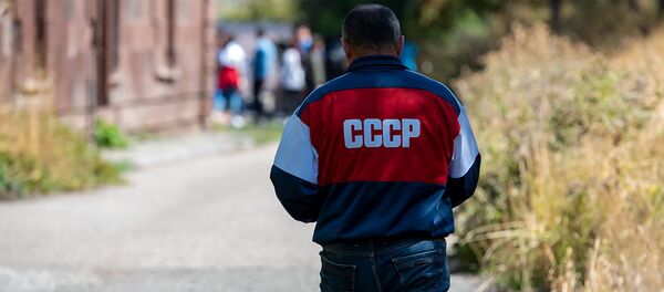 Мужчина в спортивной куртке с символикой СССР - Sputnik Армения