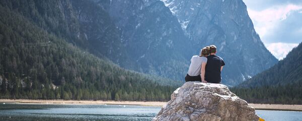 Пара сидит на камне в горах - Sputnik Արմենիա